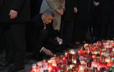 Premiér Andrej Babiš zapálil 17. listopadu 2019 svíčku na Národní třídě v Praze při příležitosti 30. výročí sametové revoluce.