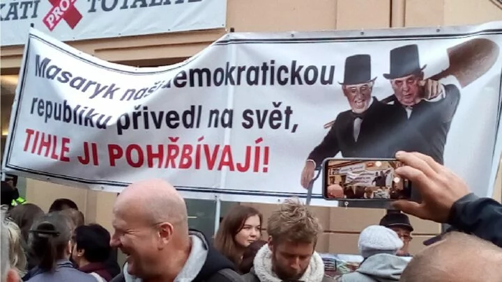 Hrobníci české demokracie.