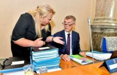 Premiér Andrej Babiš a ministryně pro místní rozvoj Klára Dostálová (oba ANO)