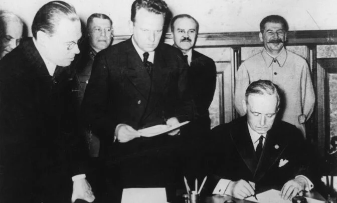 Podpis paktu Molotov-Ribbentrop v Moskvě v noci z 23. na 24. srpna 1939 (v pozadí J. V. Stalin)