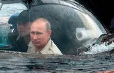 Vladimir Putin se v batyskafu noří do hlubin, kde by si mnoho Rusů přálo, aby také zůstal. Ilustrační snímek