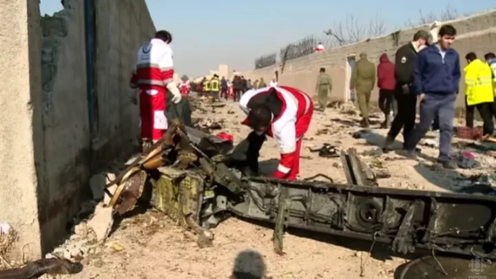Záchranáři mezi troskami Boeingu ukrajinských aerolinií u Teheránu