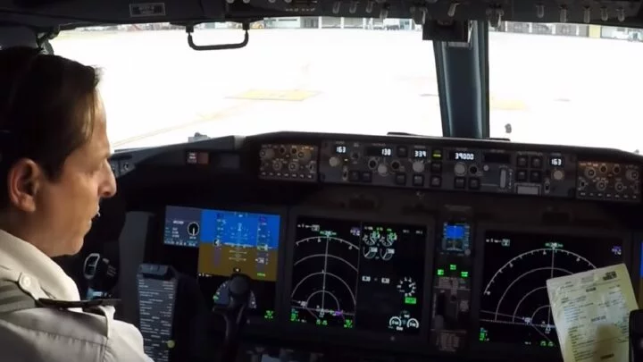 Pilotní kabina letadla Boeing 737 Max.
