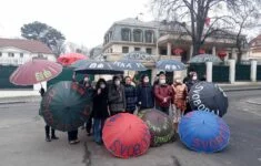 Aktivisté protestovali před čínskou ambasádou v Praze