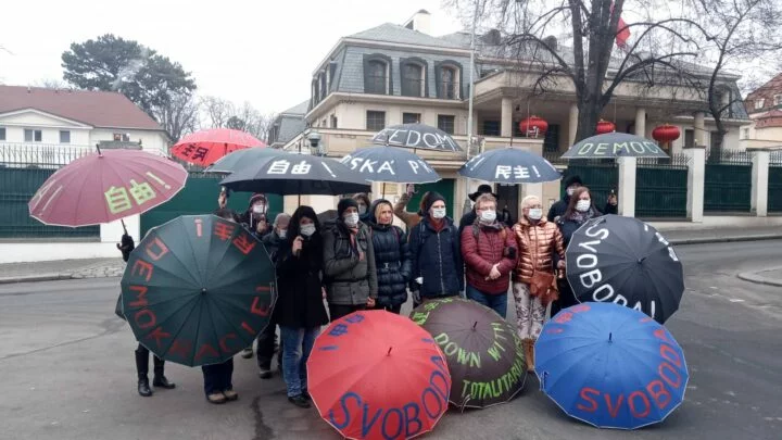 Aktivisté protestovali před čínskou ambasádou v Praze