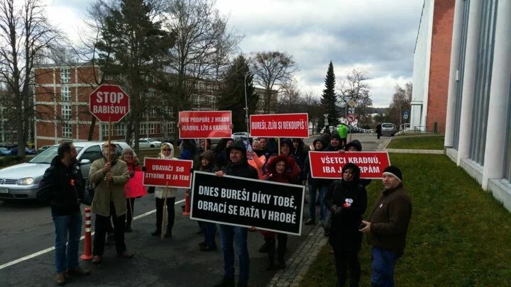Hlouček desítek obyvatel Zlína protestoval proti  Andreji Babišovi skandováním hesel i transparenty