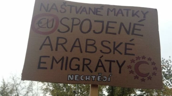Jeden z transparentů, z druhé strany je nápis „Pryč z EU!“