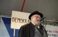 Daniel Kroupa hovoří na demonstraci Milionu chvilek 1. března 2020 v Praze.