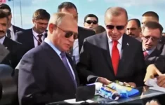 Vladimir Putin a Recep Tayyip Erdogan si kupují zmrzlinu na letecké přehlídce v Rusku.