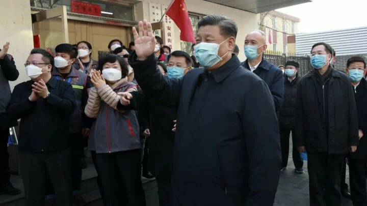 Čínský prezident Si Ťin-pching při návštěvě nemocnice
