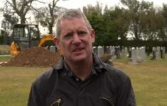 Clive Kalmer, hrobník hřbitovů Mount Hawk a St. Agnes. 