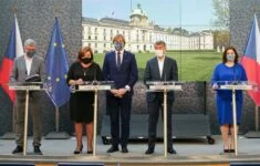 Členové vlády v čele s premiérem Andrejem Babišem na tiskové konferenci 