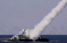 Íránská loď odpalující střelu. Ilustrační foto.