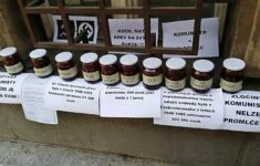 Sklenice naplněné krví jako protest u sídla KSČM