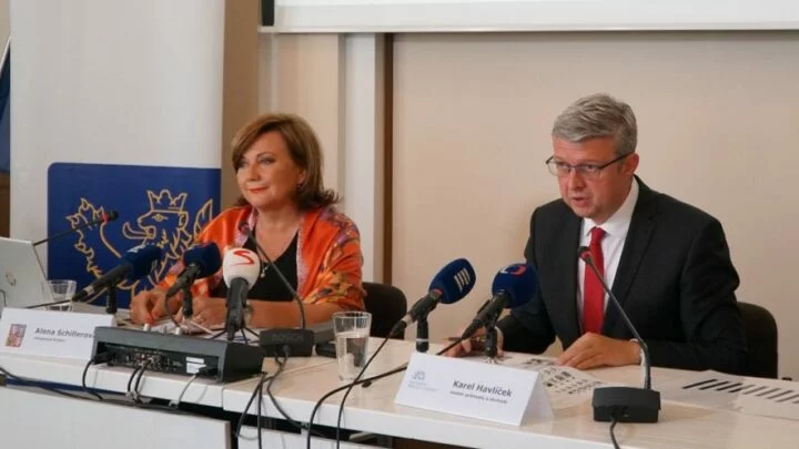 Ministryně financí Alena Schillerová a ministr průmyslu a obchodu a dopravy Karel Havlíček (oba za ANO)