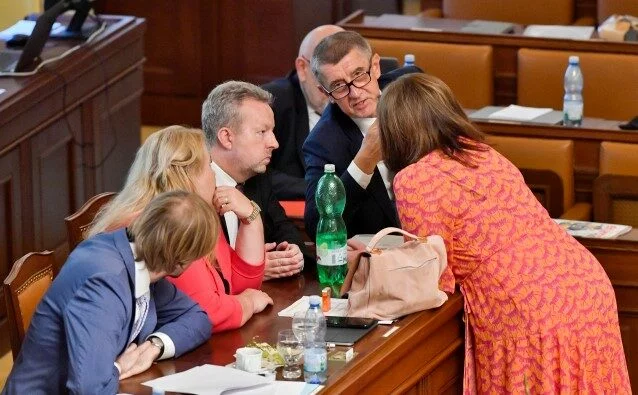 Premiér Andrej Babiš v obklopení svých ministrů v Poslanecké sněmovně