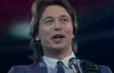 Elon Musk jako zpěvák sovětské písně.