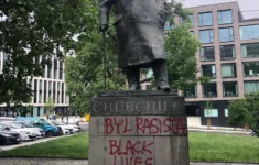 Přivolaní specialisté barvu z podstavce Churchillova pomníku obratem odstranili. 