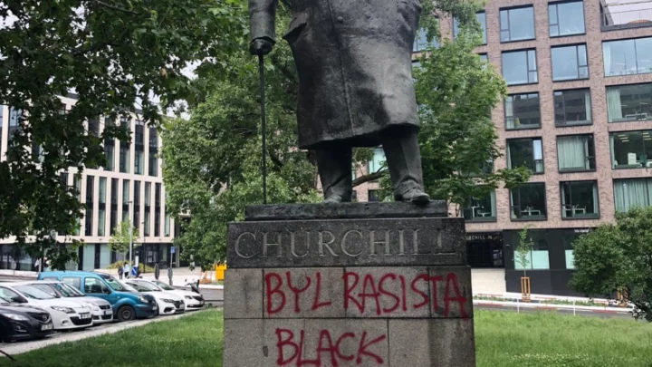 Přivolaní specialisté barvu z podstavce Churchillova pomníku obratem odstranili. 