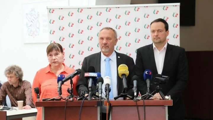 Komunističtí poslanci Miloslava Vostrá, Pavel Kováčik a Daniel Pawlas