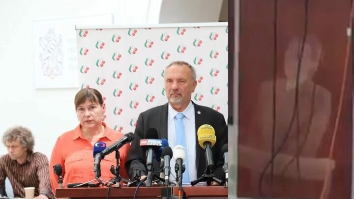 Komunista Pavel Kováčik (uprostřed) řečnil za pultem, na jehož čelní stranu mezitím aktivisté promítali záběr z procesu s Miladou Horákovou. 