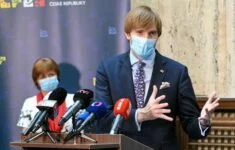 Ministr zdravotnictví Adam Vojtěch (ANO), za ním hlavní hygienička Jarmila Rážová