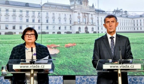 Ministryně spravedlnosti Marie Benešová a premiér Andrej Babiš (oba ANO) 