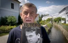 Babiš s knihou Kundera: Český život a doba 