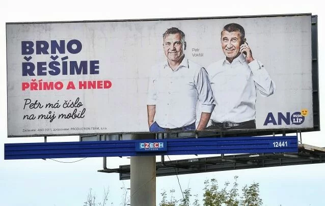 Petr Vokřál a Andrej Babiš na předvolebním billboardu hnutí ANO v roce 2018