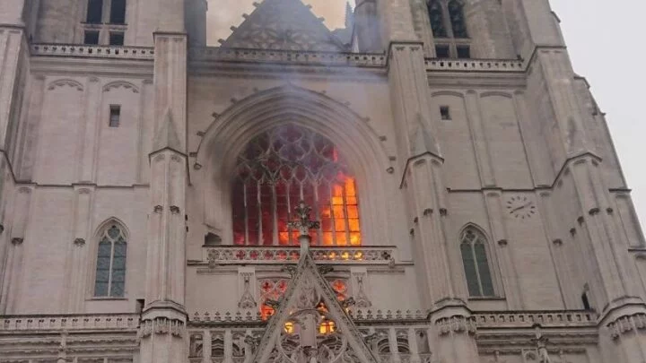 Požár gotické katedrály v Nantes zničil varhany i vitráže