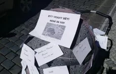 Kočárek se jmény dětí zabitých komunisty zaparkovaný před sídlem KSČM v Praze