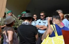 Policie spolu s vojáky vytlačuje občany kritické k Zemanovi a Babišovi mimo dohled Mikea Pompea.