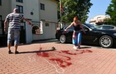 Připomínka obětí na životech, které si vyžádalo krvavé potlačování demonstrací v Bělorusku. Před velvyslanectvím Republiky Bělarus v Praze