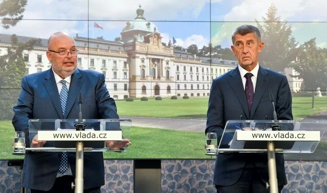 Ministr zemědělství Miroslav Toman (ČSSD) a premiér Andrej Babiš (ANO) na tiskové konferenci