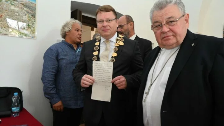 Starosta Prahy 1 Petr Hejma a kardinál Dominik Duka podepsali dokument u příležitosti požehnání Mariánskému sloupu. Dokument zatím nebyl do sloupu vložen. 