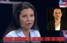 Šéfka propagandistické sítě kanálů RT Margarita Simonyan, ve výřezu běloruská opozičnice Svjatlana Cichanouská