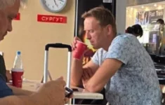 Ruský opoziční předák Alexej Navalnyj v momentě, kdy pravděpodobně pozřel jed