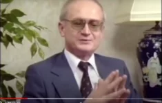 Bývalý spolupracovník KGB Jurij Bezmenov v rozhovoru s americkým novinářem v roce 1984