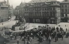 Husův pomník na Staroměstském náměstí v Praze (1922)