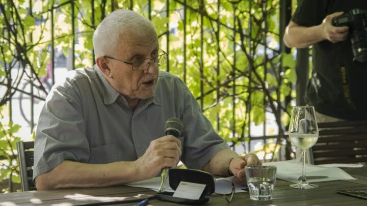 Publicista a politický komentátor Bohumil Doležal hovoří na křtu své knihy „V zemi babišismu a buranokracie“ 12. srpna 2020.
