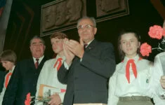 Rudý imperátor Brežněv a jeho gubernátor Husák „normalizují“ československou mládež 