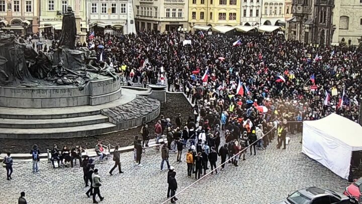 Aktuální fotografie z demonstrace na Staroměstském náměstí.