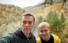 Alexej Navalnyj se svým synem při rekonvalescenci po travičském útoku jedem novičok 
