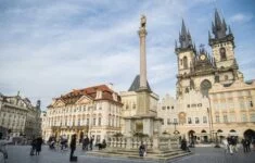 Mariánský sloup na Staroměstském náměstí v Praze jako místo katolické zbožnosti