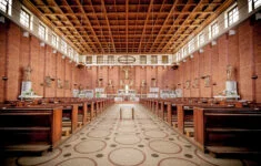 Interiér kostela Nejsvětějšího Srdce Páně na pražských Vinohradech - symbol katolického sebevědomí za první republiky