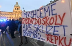 Ilustrační fotografie z demonstrace proti vládním opatřením proti koronaviru a za návrat dětí do škol, která se konala 17. listopadu 2020 v centru Prahy. 