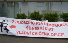Občanští aktivisté protestují před Českou televizí proti odvolání Dozorčí komise a volbě nových členů.