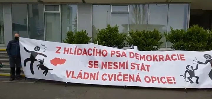 Občanští aktivisté protestují před Českou televizí proti odvolání Dozorčí komise a volbě nových členů.