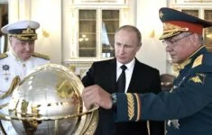 Rusové: admirál Jevmenov, prezident Putin a ministr obrany Šojgu