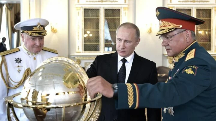 Rusové: admirál Jevmenov, prezident Putin a ministr obrany Šojgu